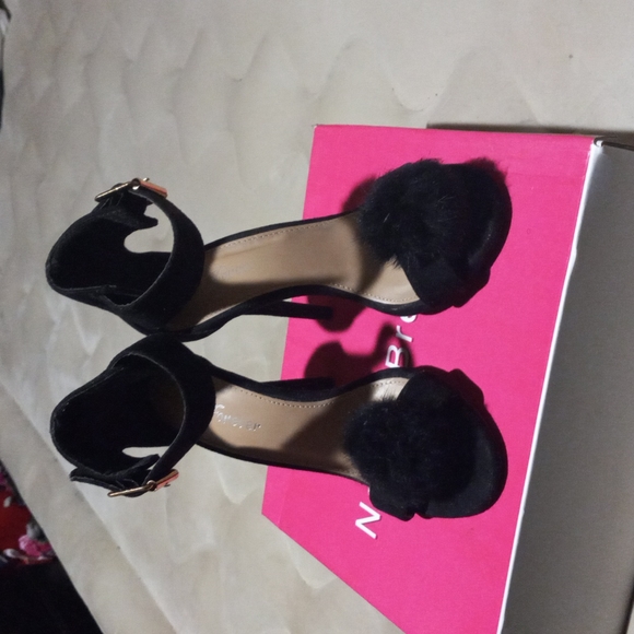 Shoes. - Picture 2 of 4